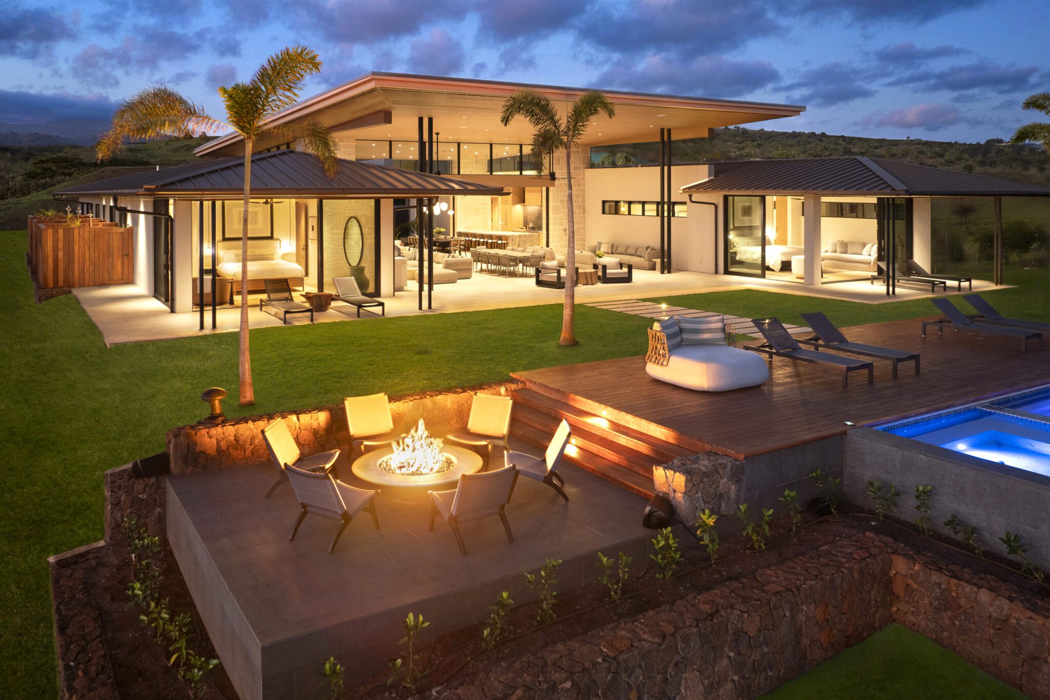A fire pit in the middle of an outdoor patio.